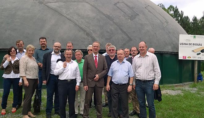 02_Pomerode_Gruppe-vor-Biogasanlage