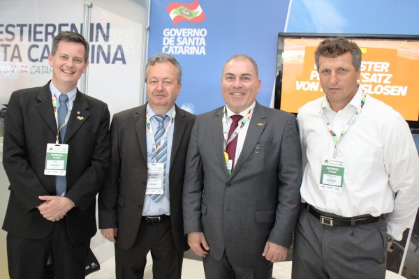 G10_DBWT_Gruppe_mit_Vogel